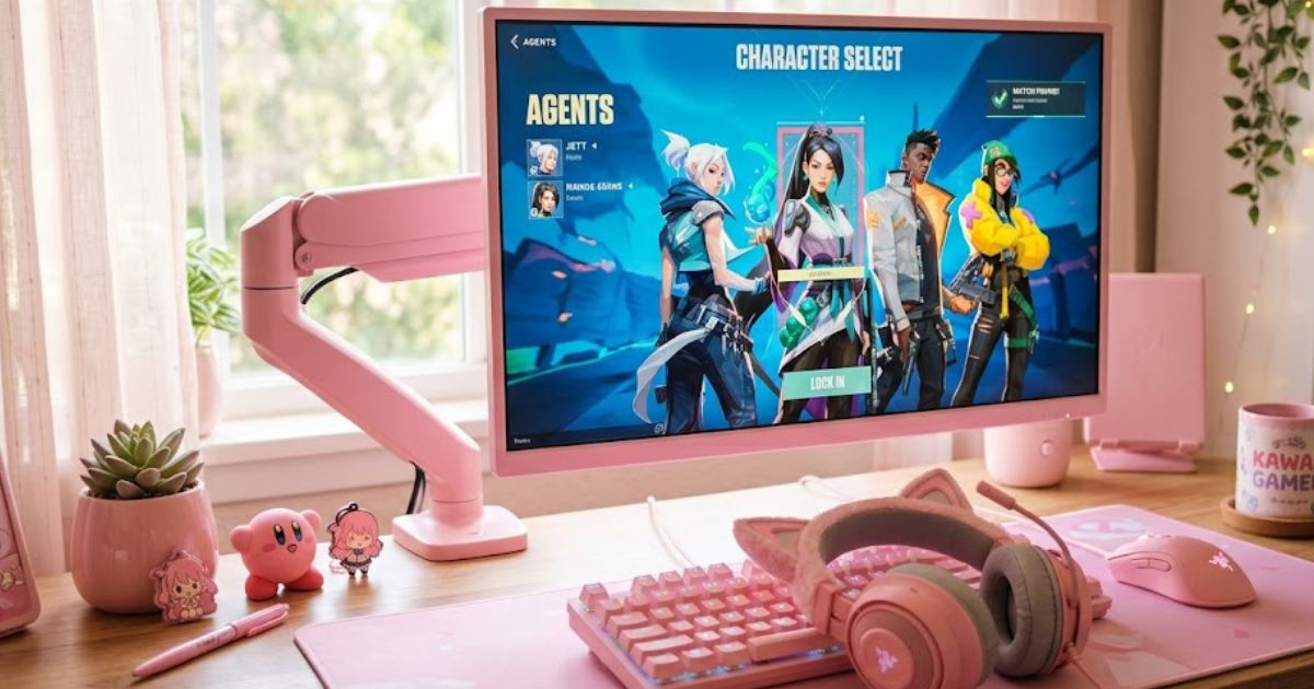 ピンクで統一されたゲーミングモニター、ヘッドセット、キーボードのコーディネート